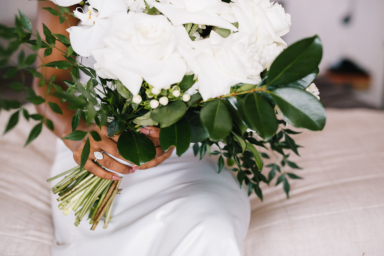 Bride with flowers / Micro Wedding / Elope